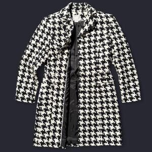 Worthington black and white houndstooth walker coat with ball buttons